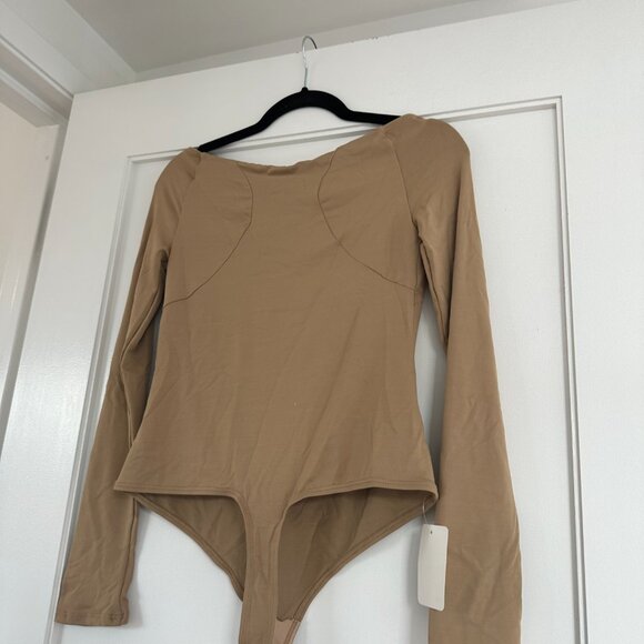 NWT Alix NYC Jansen Bodysuit Long Sleeves Wide V-Neck Size Medium In Tan - Picture 9 of 10